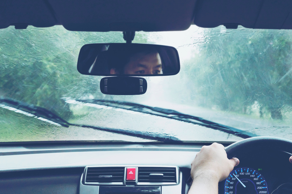 Variações climáticas e o impacto nos freios: homem ao volante em dia chuvoso