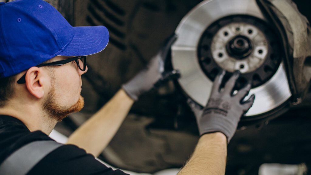 Mecânico fazendo a manutenção de um sistema de freio automotivo